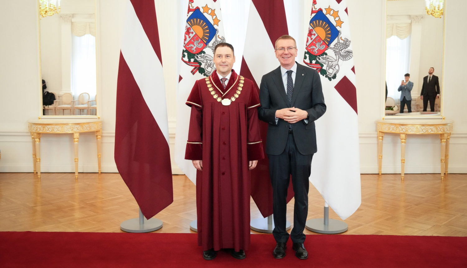 21.11.2024. Valsts prezidentam Edgaram Rinkēvičam tiesneša zvērestu dod Satversmes tiesas tiesnesis Juris Juriss. 