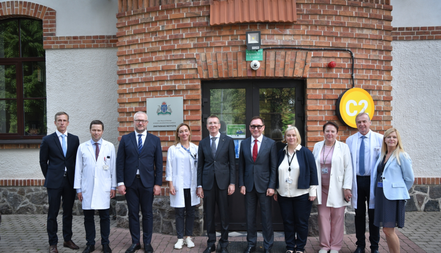 kopbilde ar slimnīcas pārstāvjiem