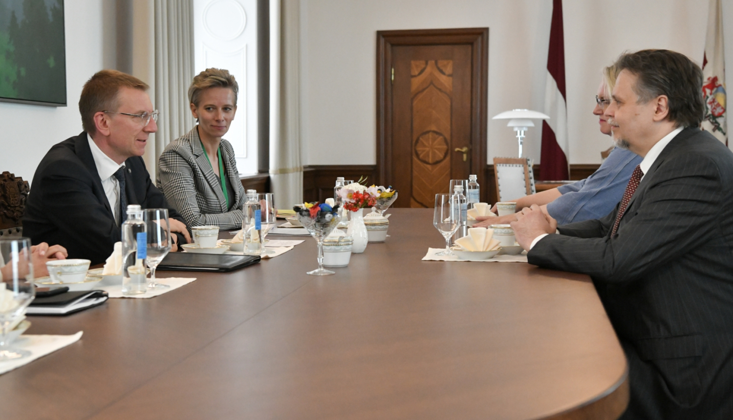 Sarunas dalībnieki ar galdu Valsts prezidenta kabinetā