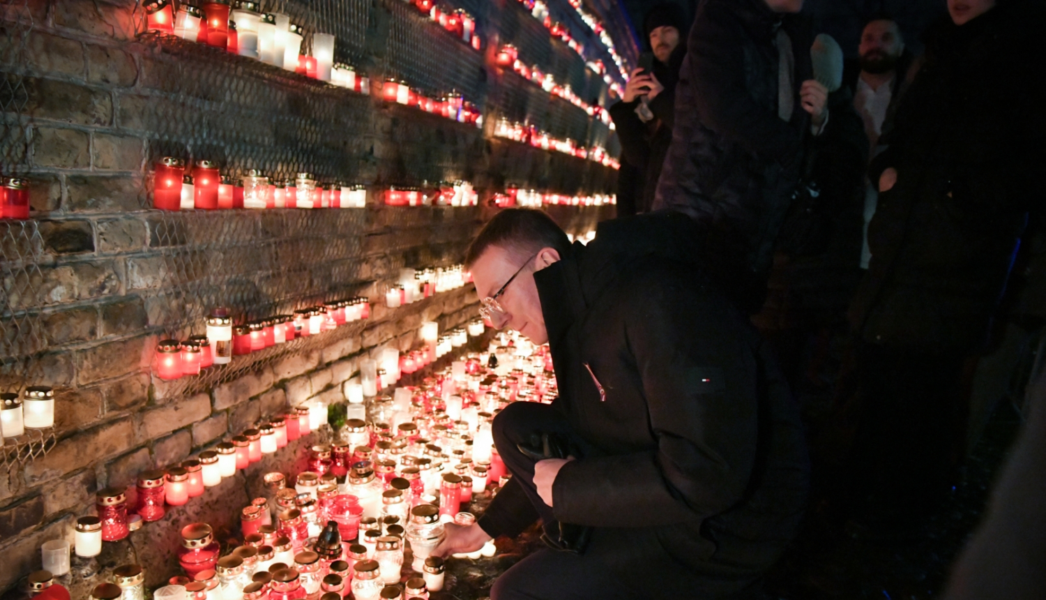 11.11.2023. Valsts prezidents Edgars Rinkēvičs, godinot Latvijas brīvības cīnītājus, noliek svecīti 11. novembra krastmalā