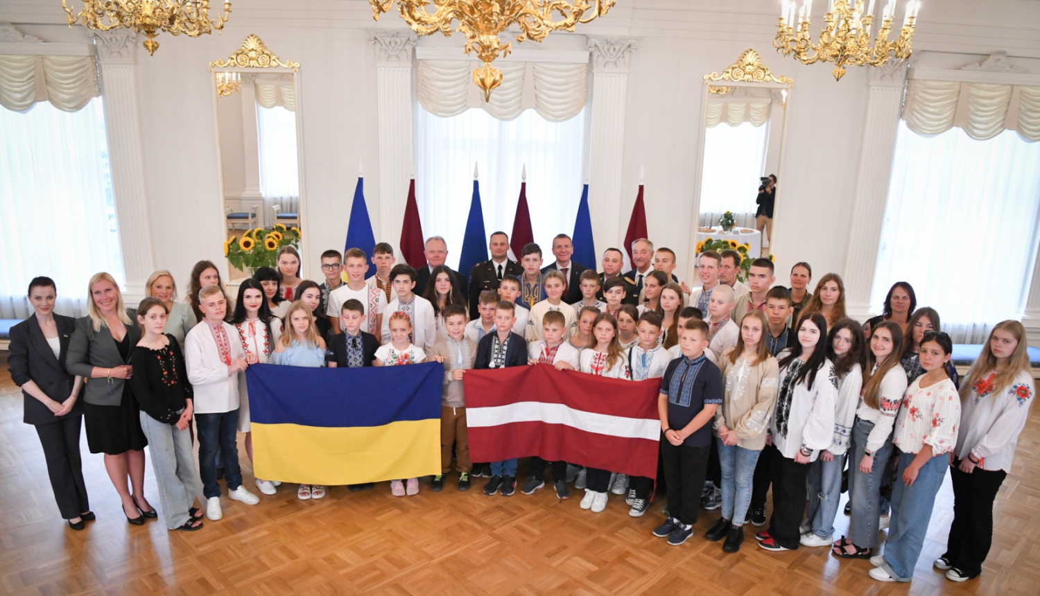 02.08.2023. 02.08.2023. Valsts prezidents Edgars Rinkēvičs tiekas ar Ukrainas karavīru bērniem, kuri piedalās Valsts aizsardzības un patriotisma fonda “Namejs” rīkotajā vasaras nometnē Latvijā.