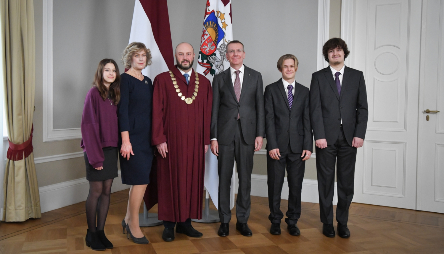 Valsts prezidenta kopbilde ar jaunā tiesneša ģimeni