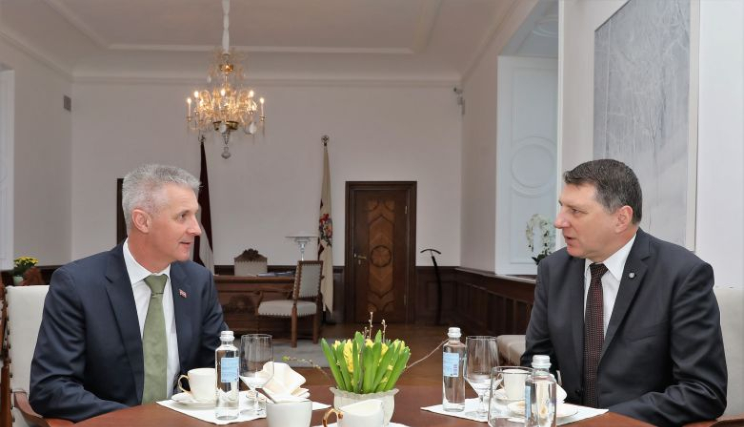 Valsts prezidents Raimonds Vējonis tiekas ar aizsardzības ministru Arti Pabriku