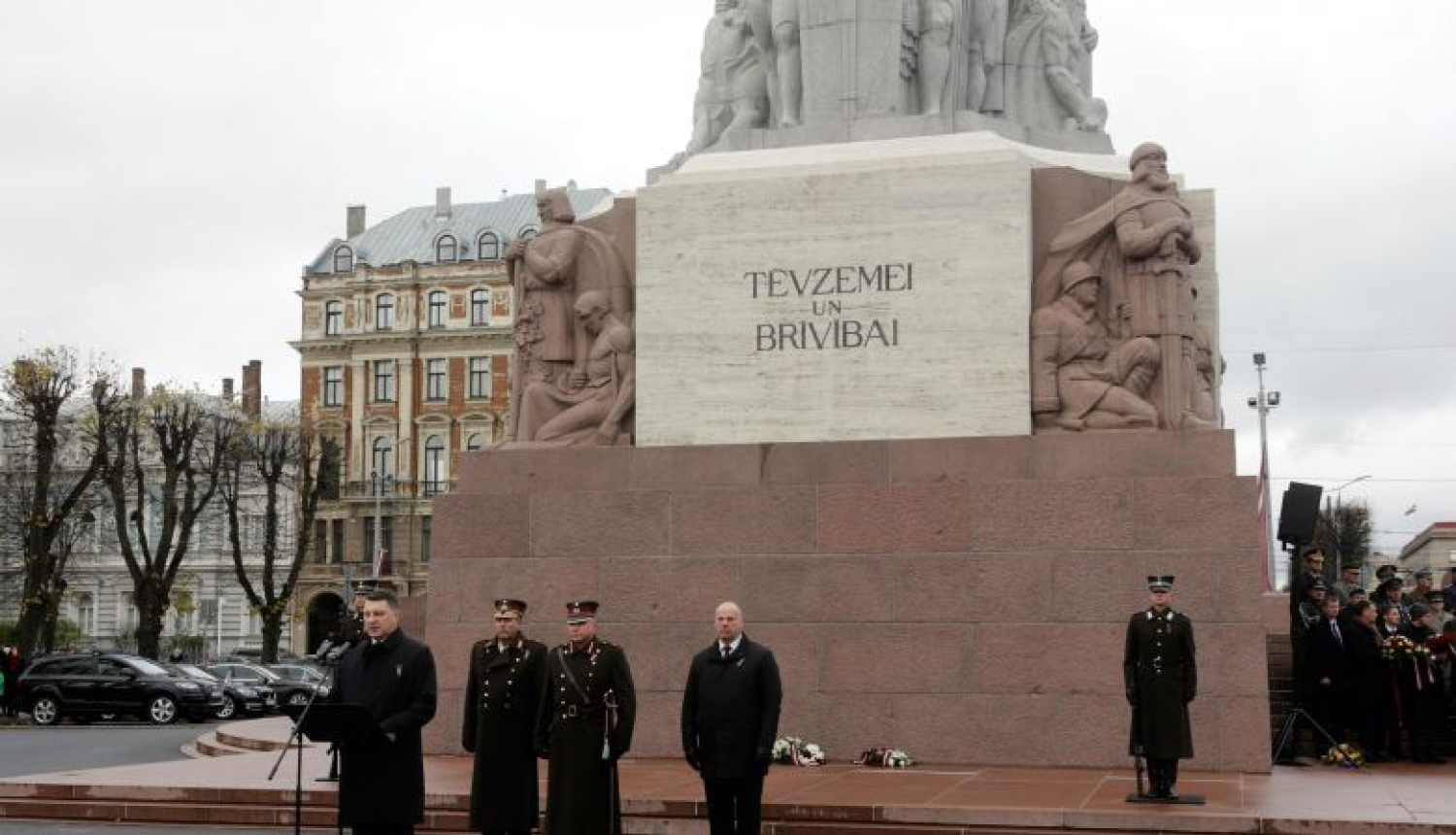 Valsts prezidenta uzruna militārajā parādē par godu Lāčplēša dienai pie Brīvības pieminekļa