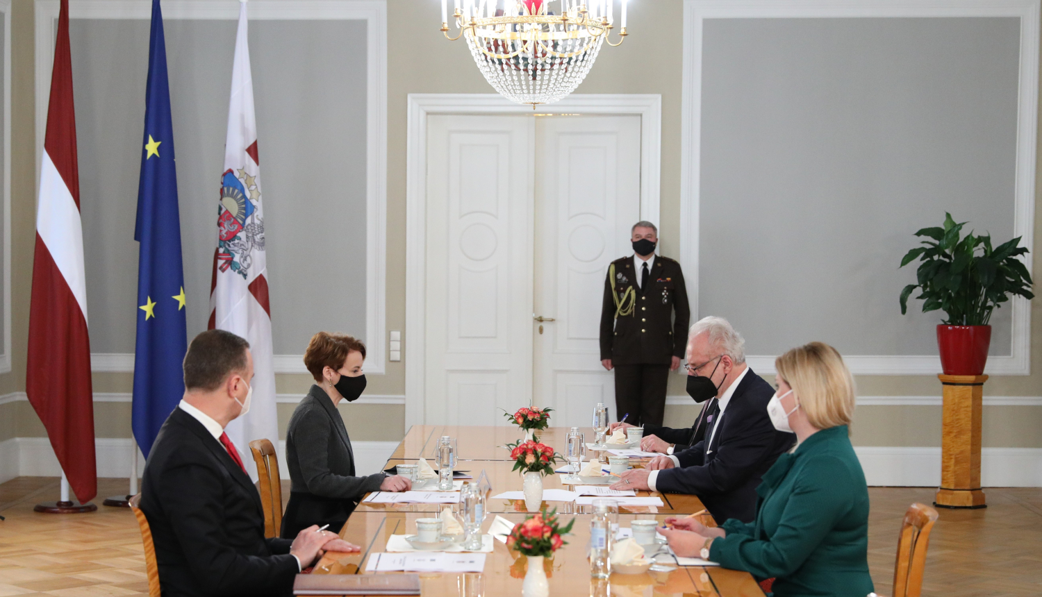 Sarunas dalībnieki Rīgas pils Ģerboņu zālē