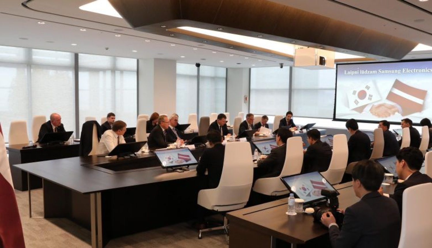 Valsts prezidents un uzņēmuma Samsung vadība vienojas par pētniecības un attīstības centra izveidošanu Rīgā