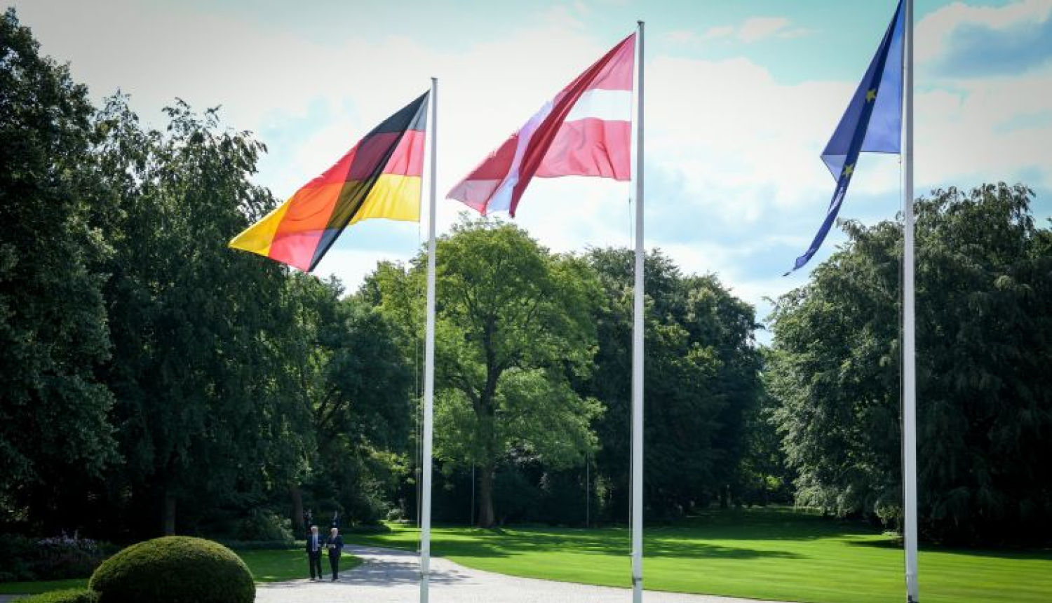 Vācijas, Latvijas un Eiropas Savienības karogi