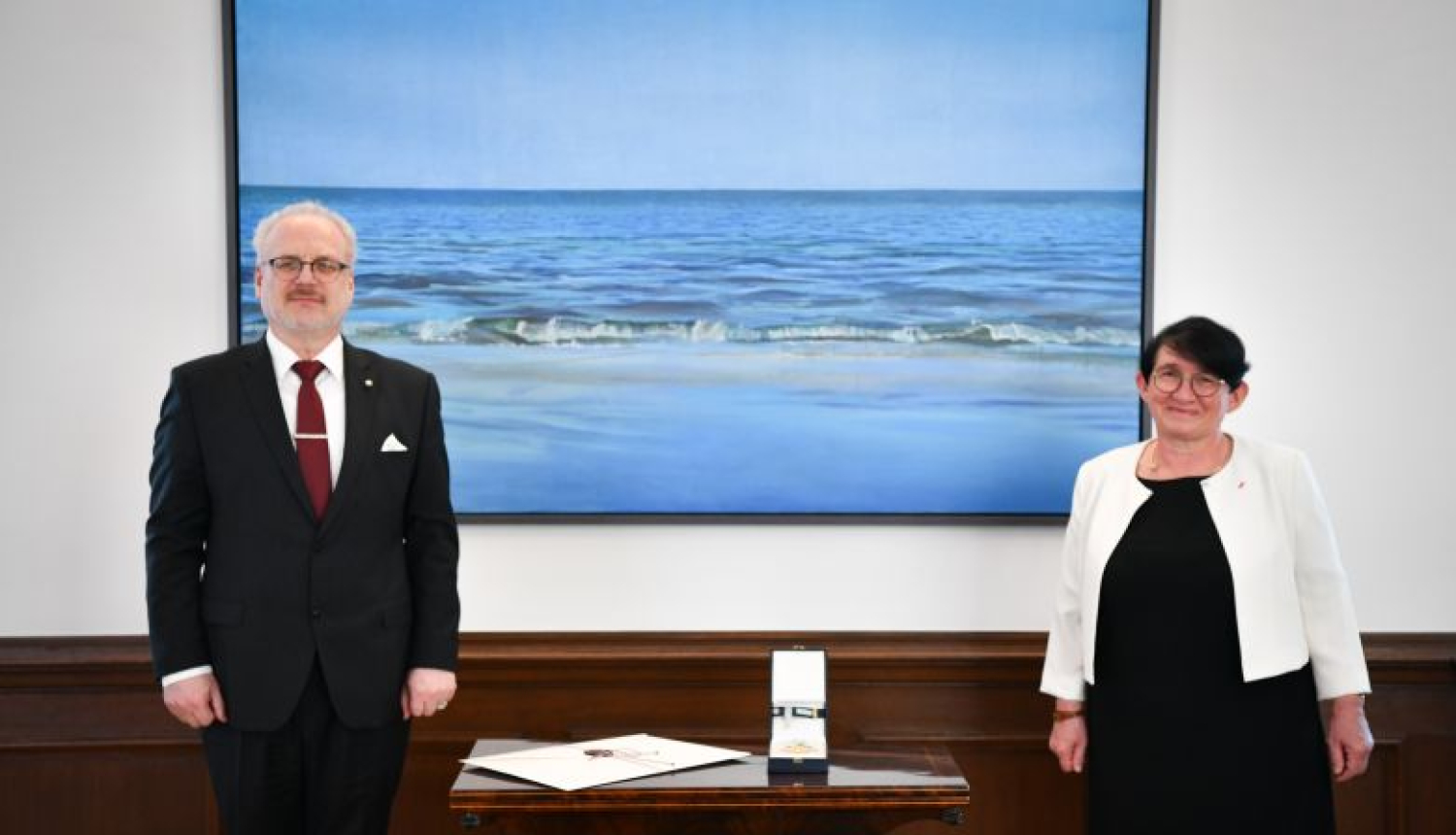 Valsts prezidents apbalvo Francijas vēstnieci ar Triju Zvaigžņu ordeni