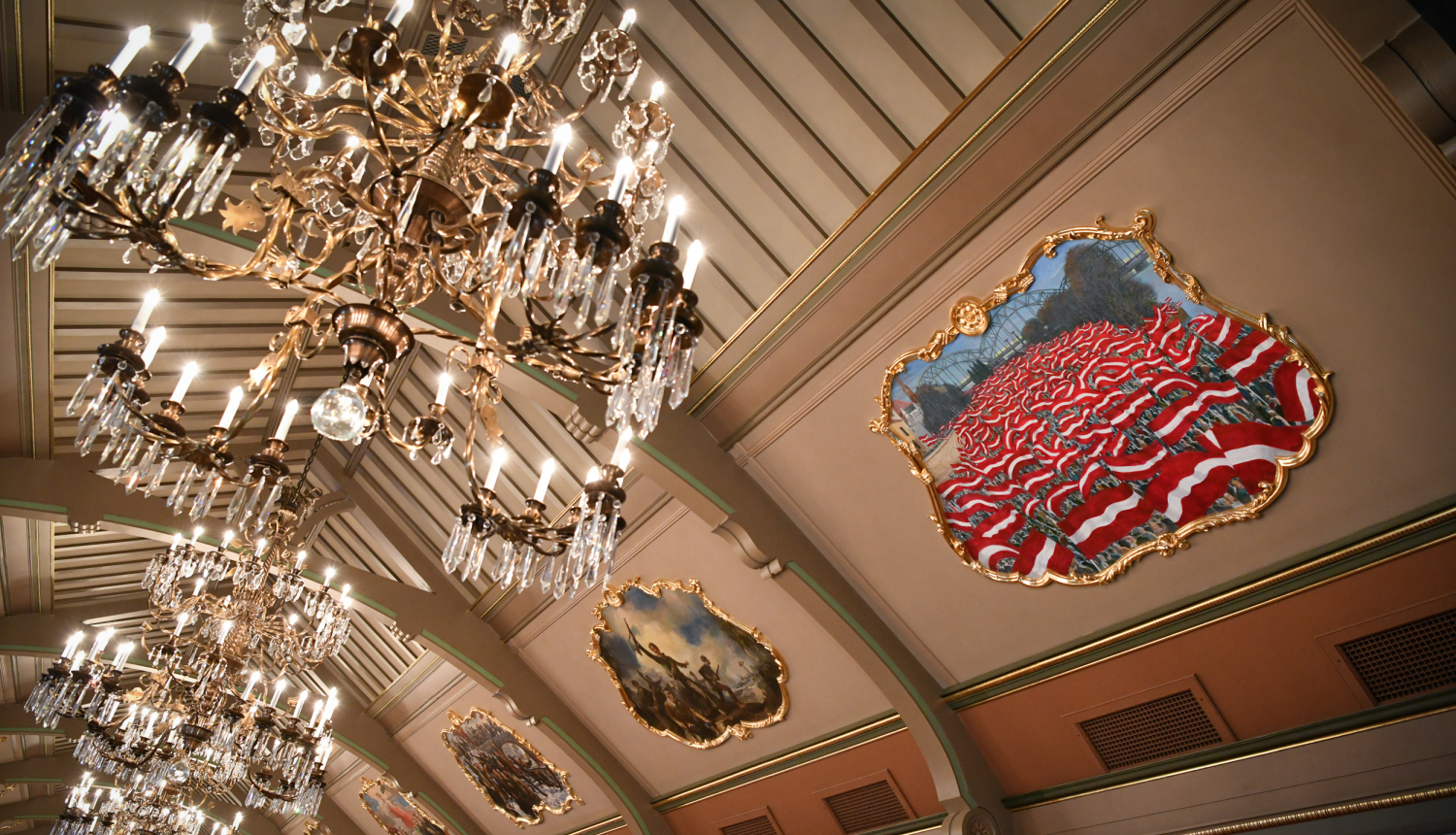 Lustras un sienu gleznojumi Rīgas pils Svētku zālē