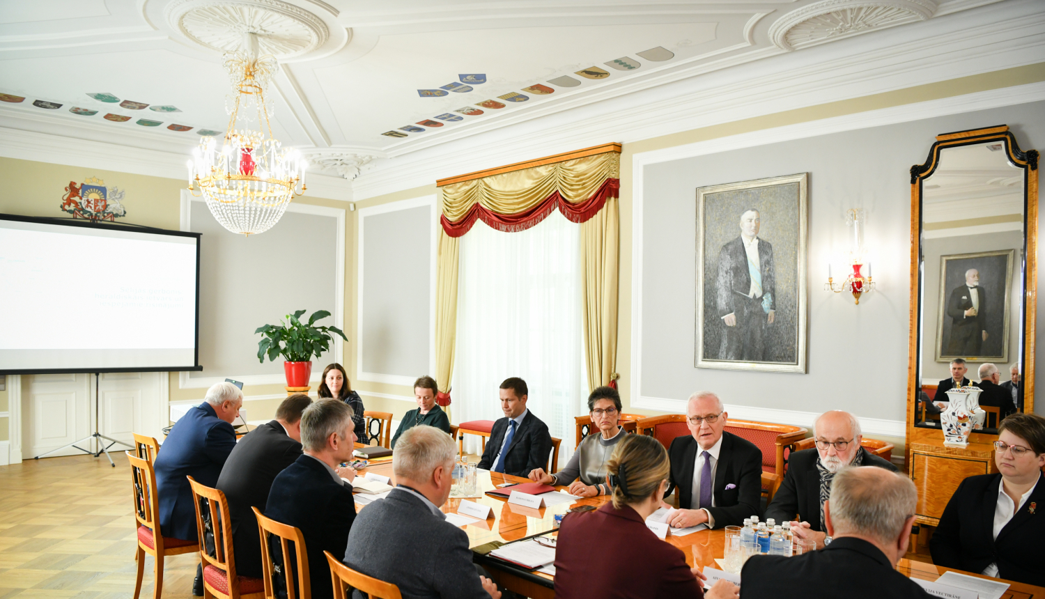 Semināra dalībnieki Rīgas pils Ģerboņu zālē