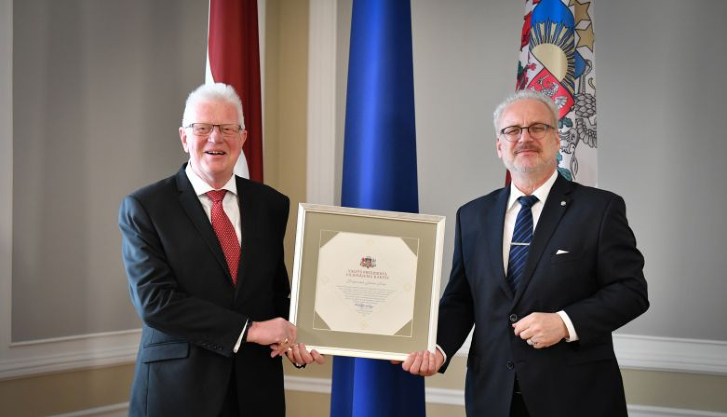 Valsts prezidents pasniedz Cildinājuma rakstu Ventspils Augstskolas profesoram Jānim Sīlim