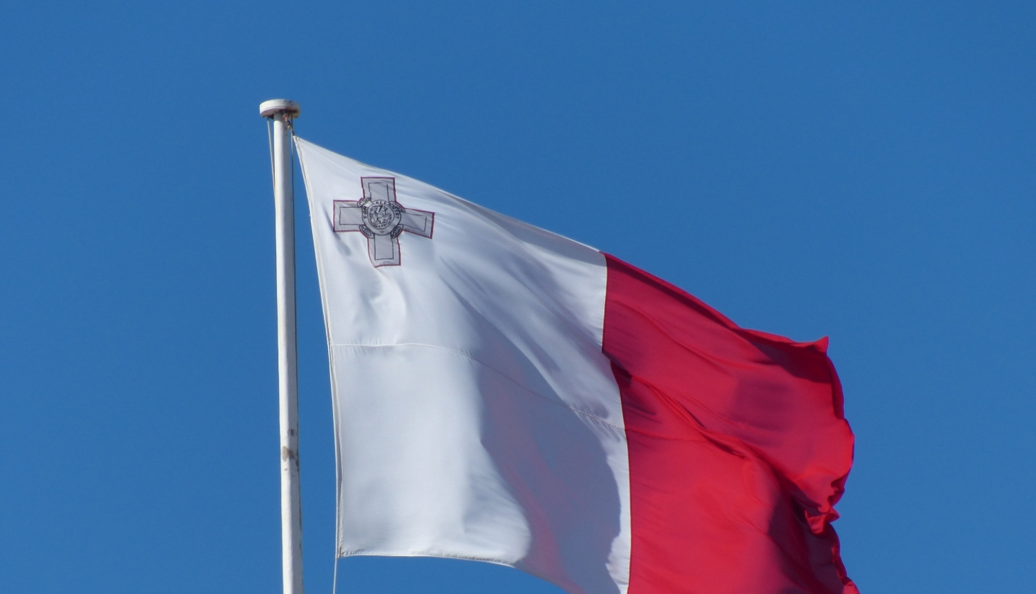 Plīvojošs Maltas karogs
