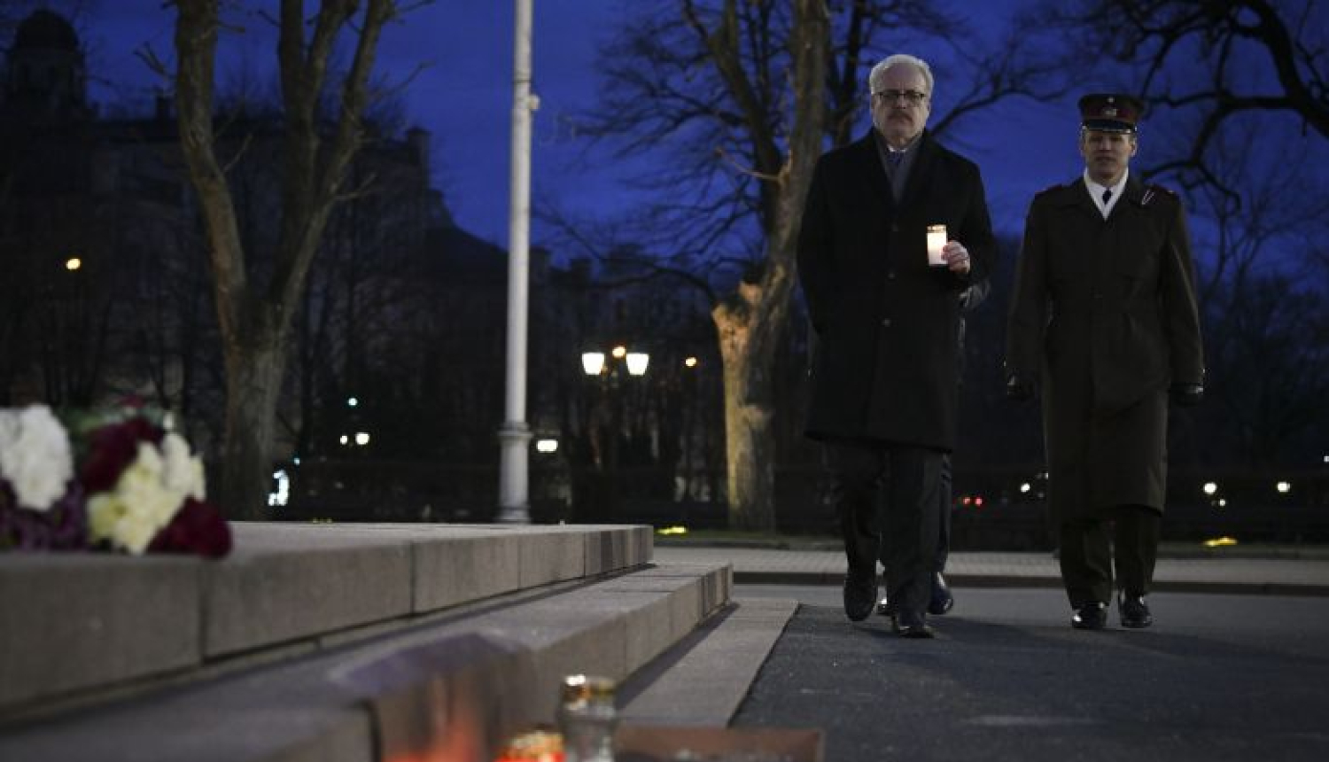 Valsts prezidents godina nacionālās pretošanās kustības dalībnieku piemiņu un aizdedz svecīti pie Brīvības pieminekļa