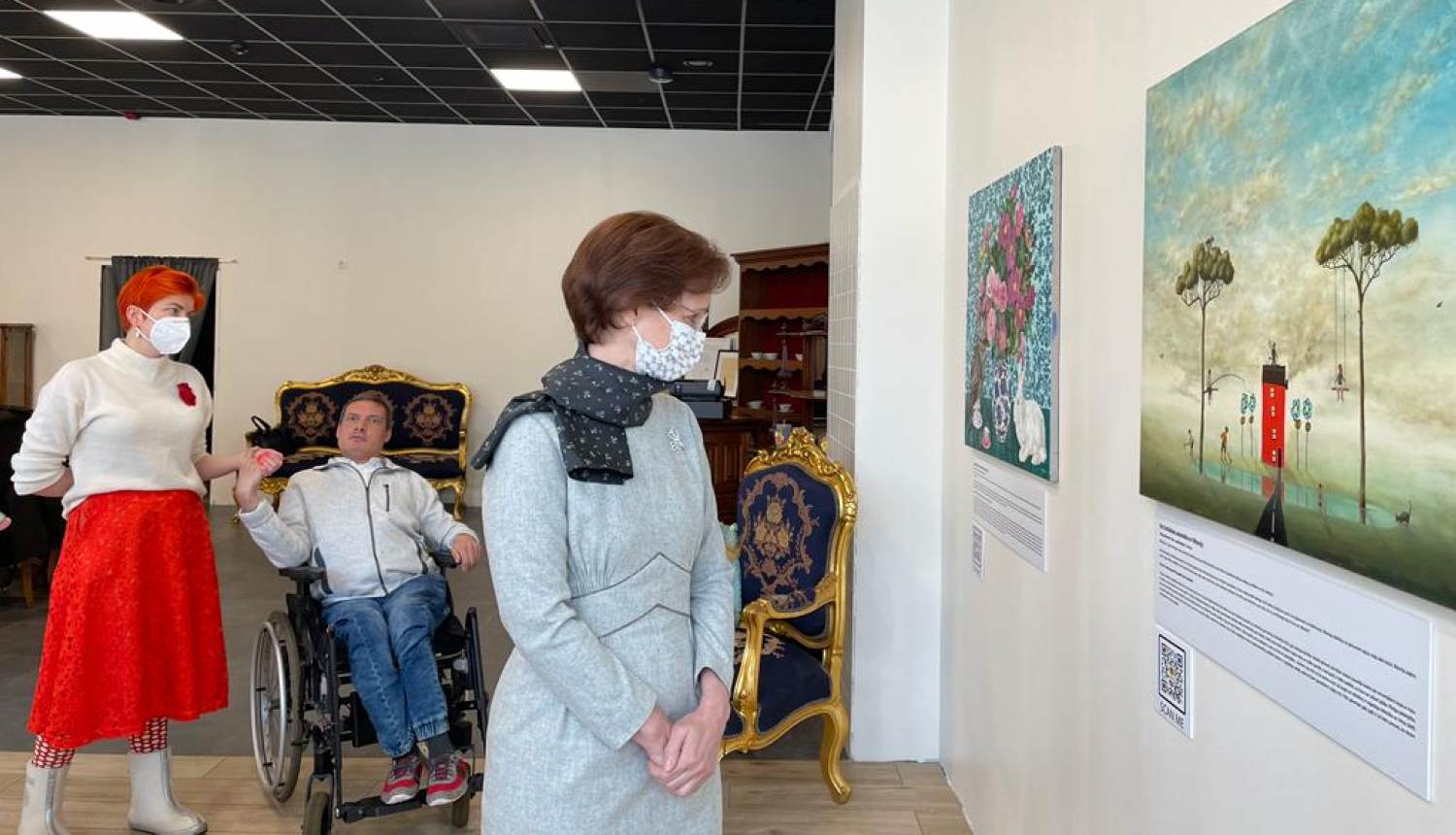 Andra Levite apskata gleznas