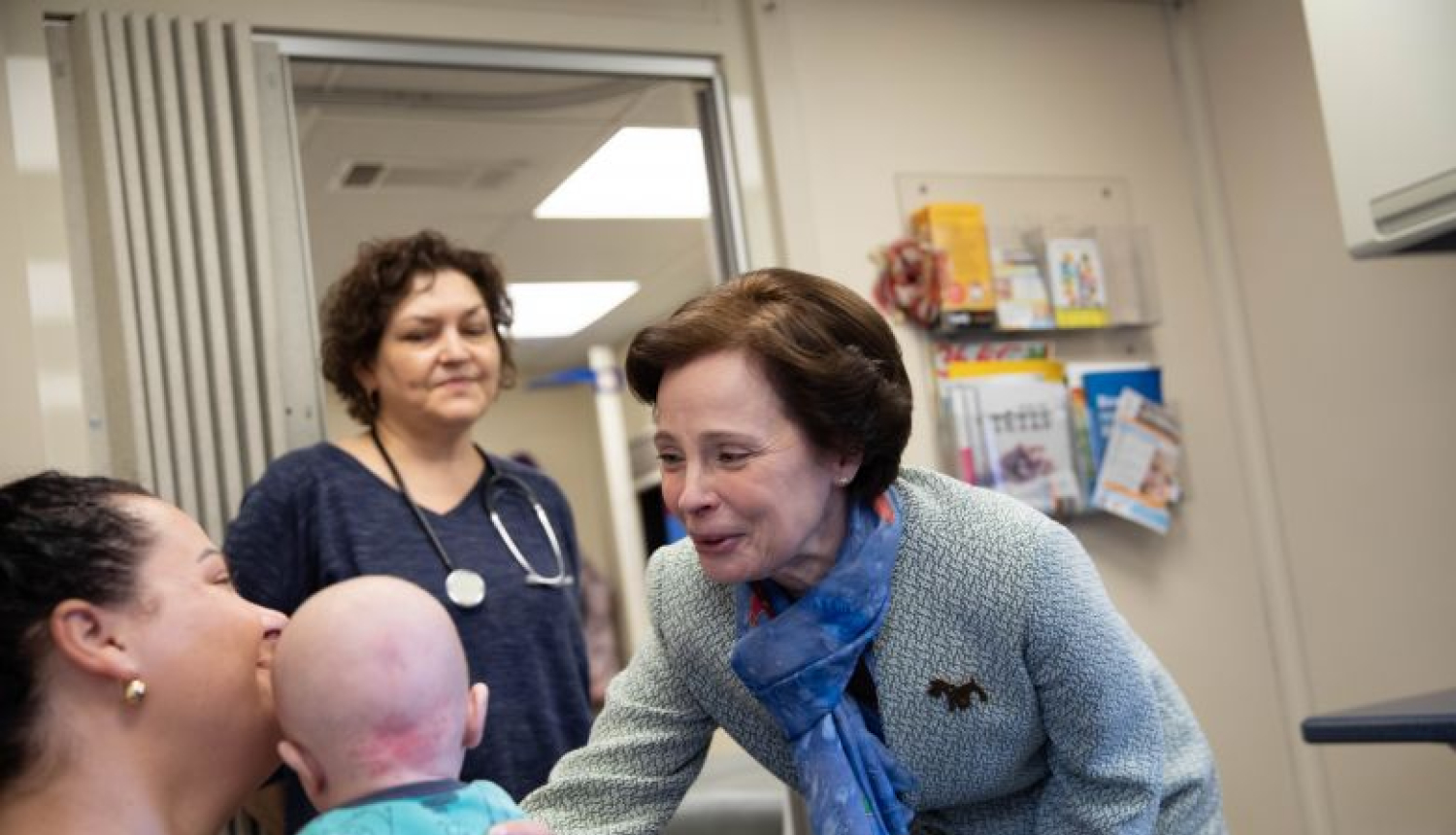 Valsts prezidenta dzīvesbiedre iepazīst mobilo veselības aprūpes projektu