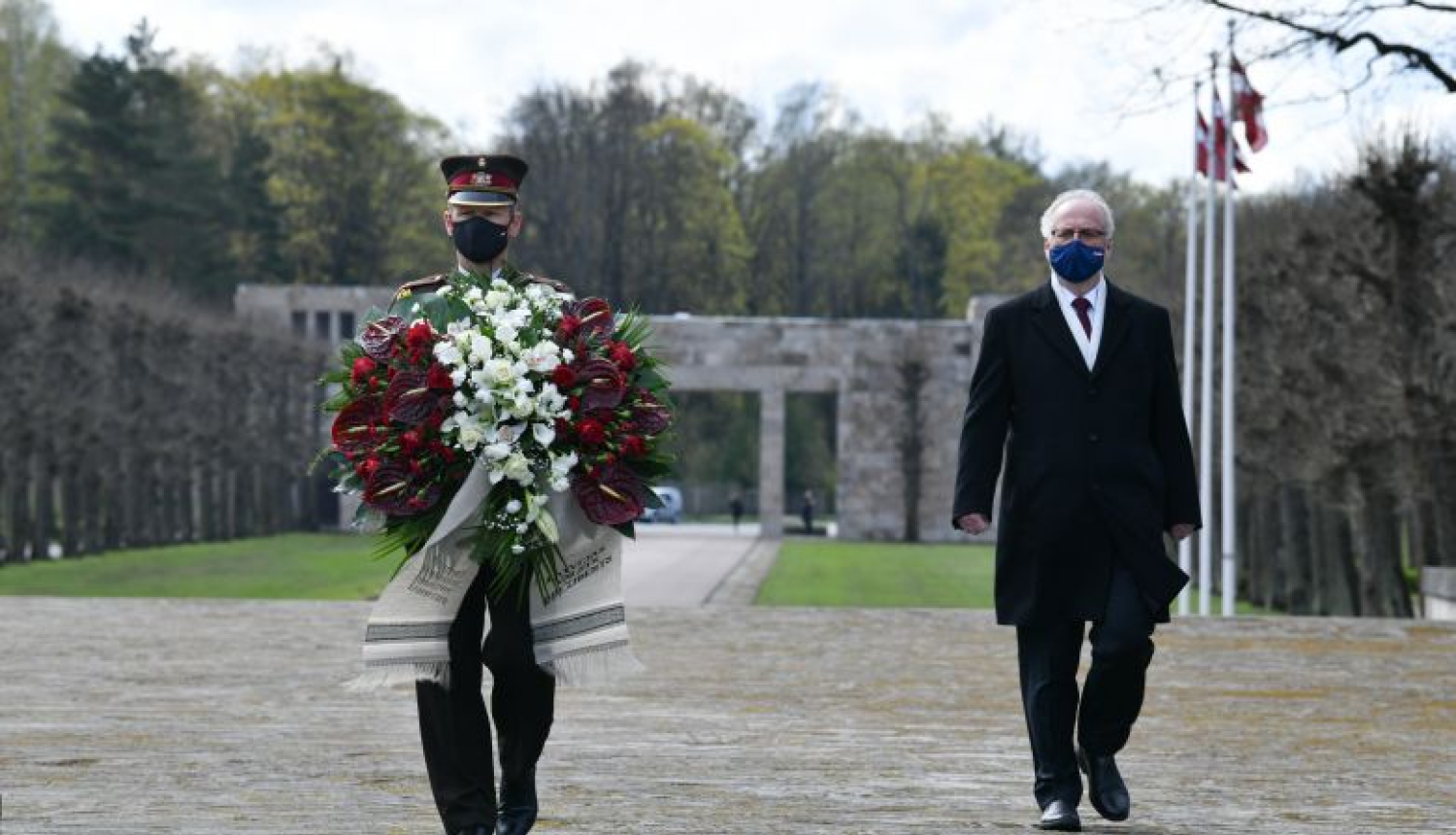 Valsts prezidents Egils Levits godina Nacisma sagrāves un Otrā pasaules kara upuru piemiņu un noliek vainagu Rīgas Brāļu kapos