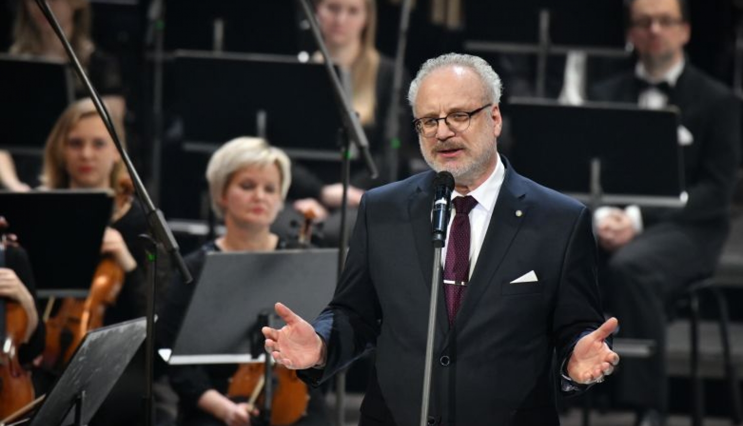 Valsts prezidents pasniedz balvu par mūža ieguldījumu mūzikā komponistiem Maijai Einfeldei un Paulam Dambim