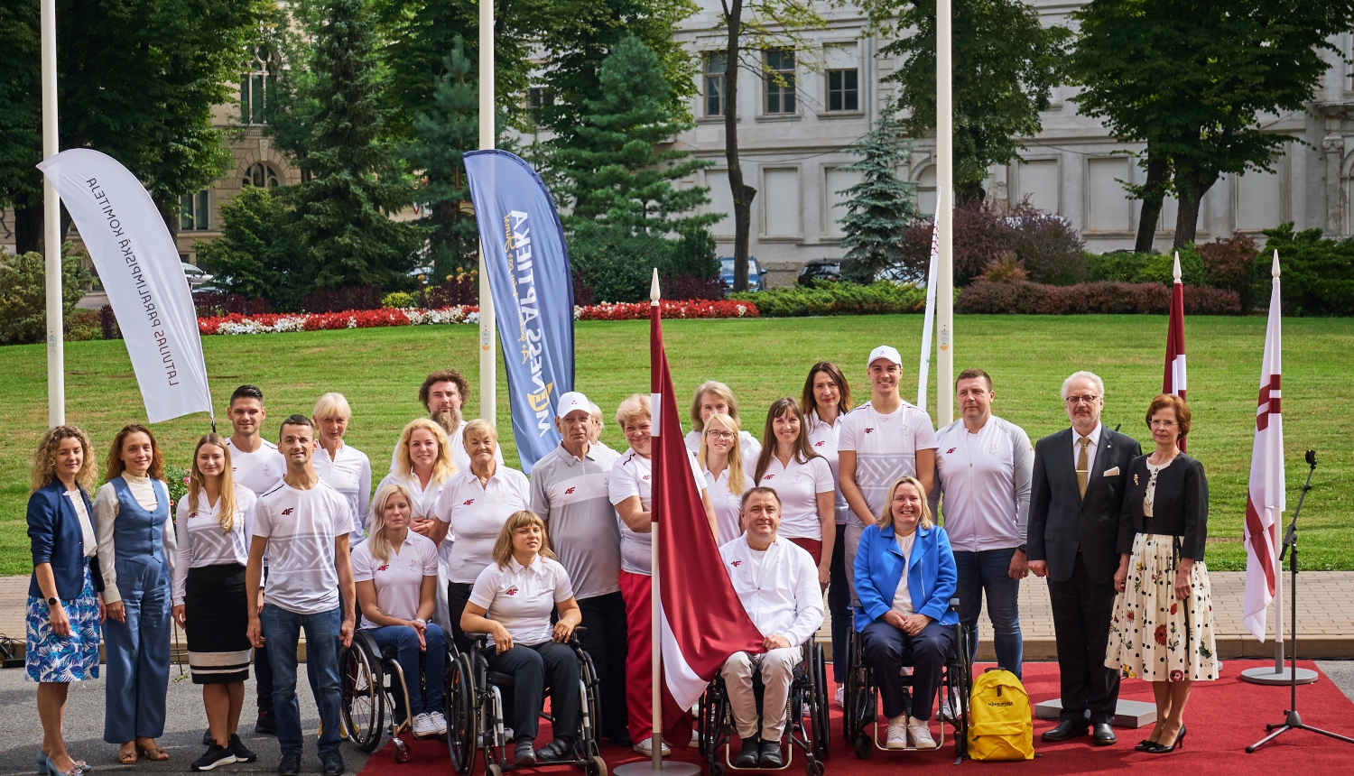 Valsts prezidents un Andra Levite laukumā pie Rīgas pils kopbildē ar paralimpisko komandu pirms došanās uz Tokijas spēlēm