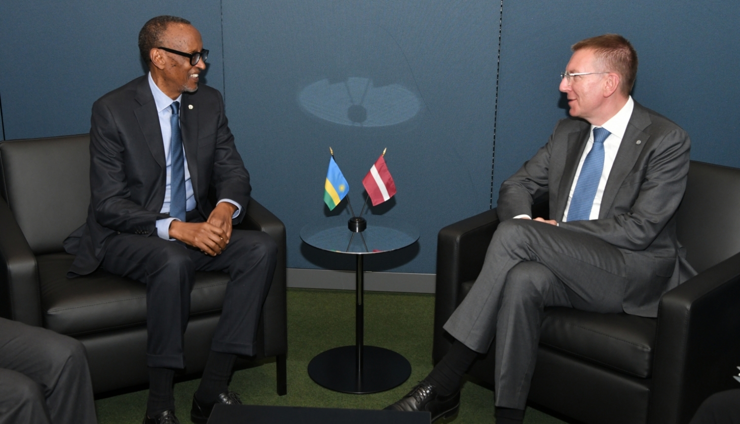 Ruandas un Latvijas prezidenti sēž viens otram pretī un sarunājas