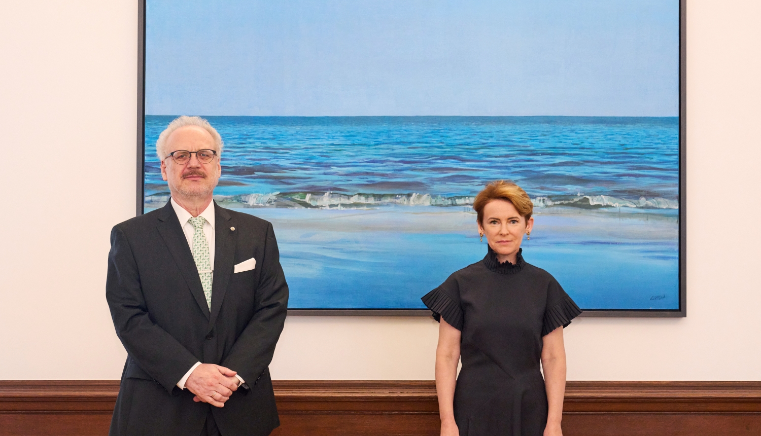 Valsts prezidents Egils Levits un iekšlietu ministre Marija Golubeva uz gleznas fona