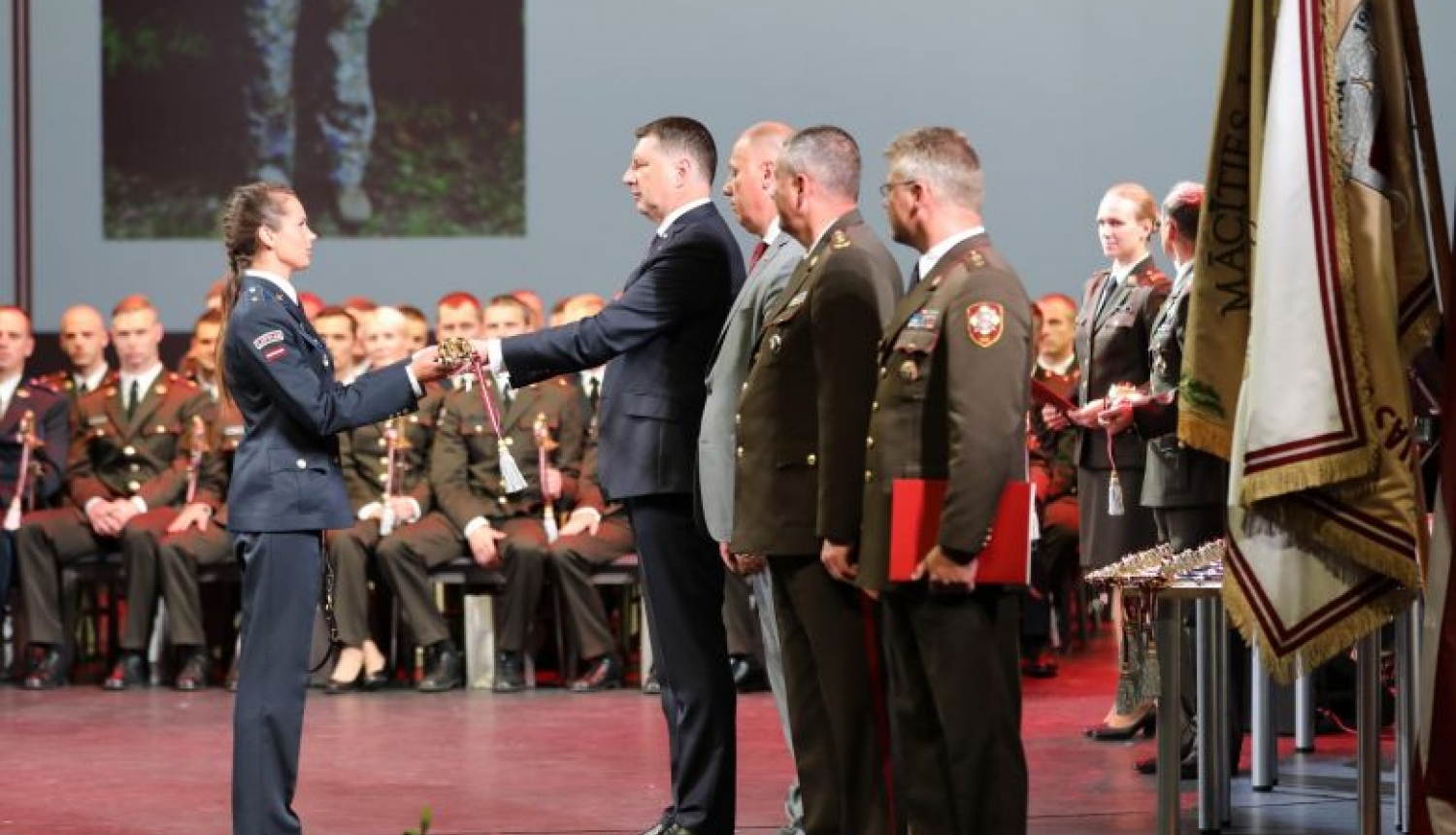 Valsts prezidents sveic Latvijas Nacionālās aizsardzības akadēmijas absolventus