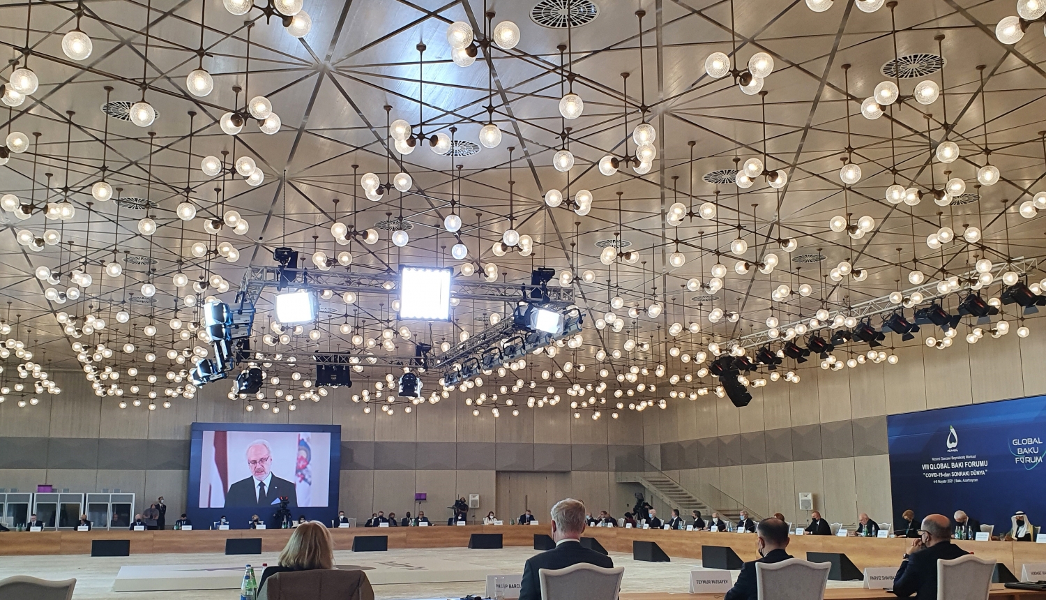 Baku foruma zāle, televizora ekrānā redzama Valsts prezidenta videouzruna