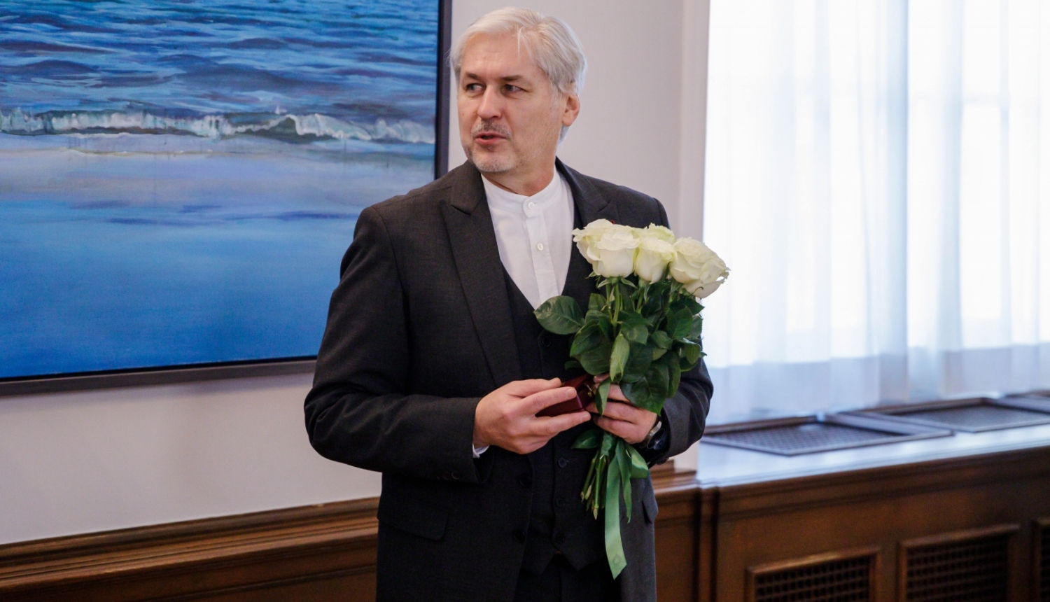 13.12.2022. Egils Levits pasniedz Valsts prezidenta medaļu diriģentam Sigvardam Kļavam. 