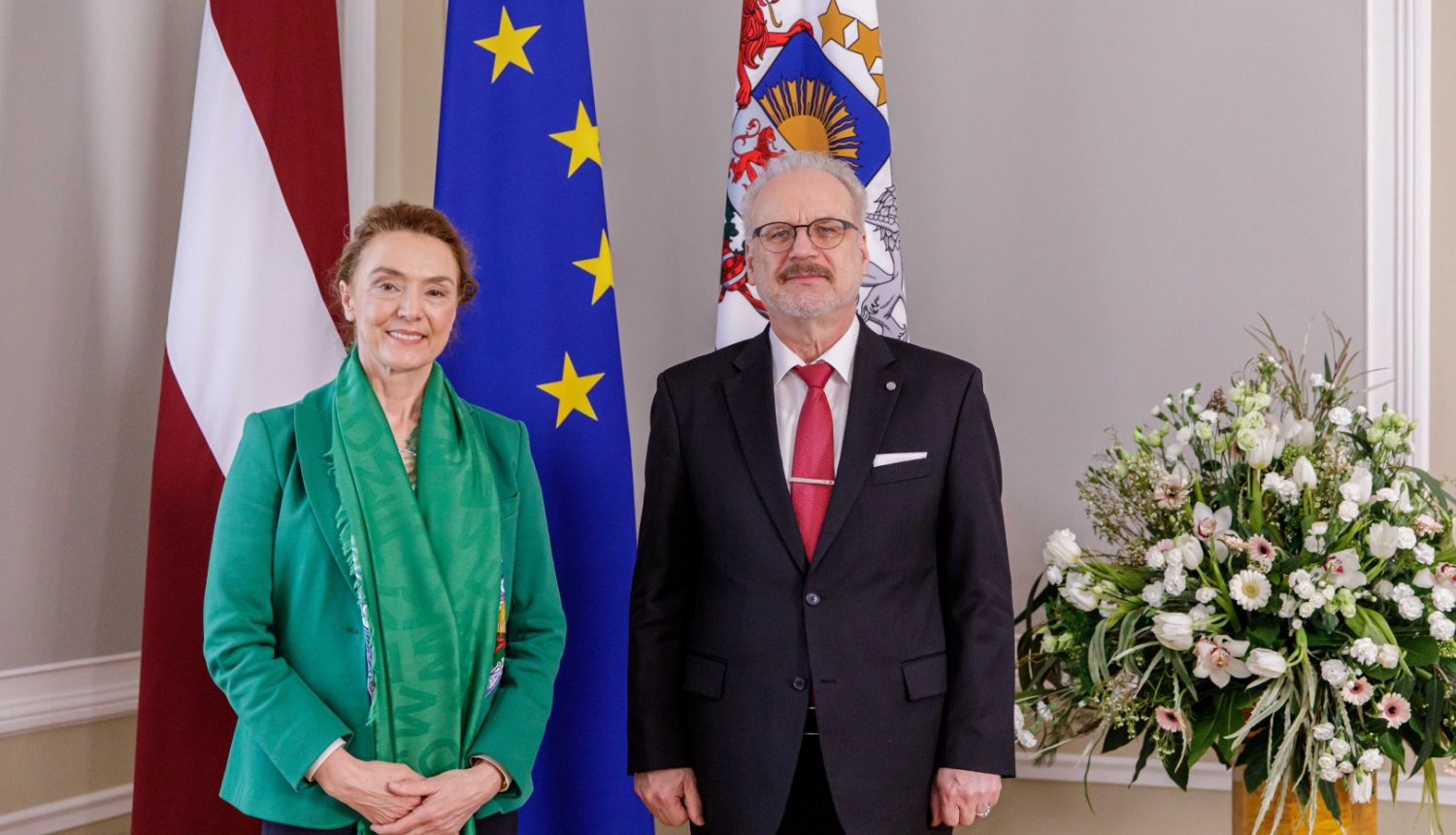 No kreisās: Eiropas Padomes ģenerālsekretāre Marija Pejčinoviča Buriča, Latvijas Valsts prezidents Egils Levits. Foto uzņemts Rīgas pils Ģērboņu zālē. Fonā Latvijas, Eiropas Savienības un Valsts prezidenta standarta karogi un ziedu kompozīcija. Foto autors: Dāvis Doršs, Valsts prezidenta kanceleja.