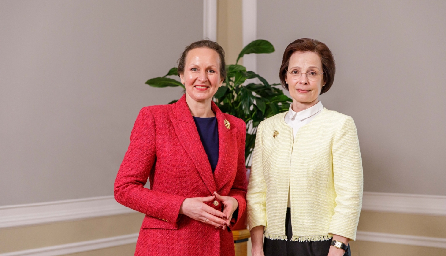 No kreisās: veselības ministre Līga Meņģelsone un Andra Levite Rīgas pils Ģerboņu zālē pirms tikšanās 2023. gaa 27. aprīlī. 