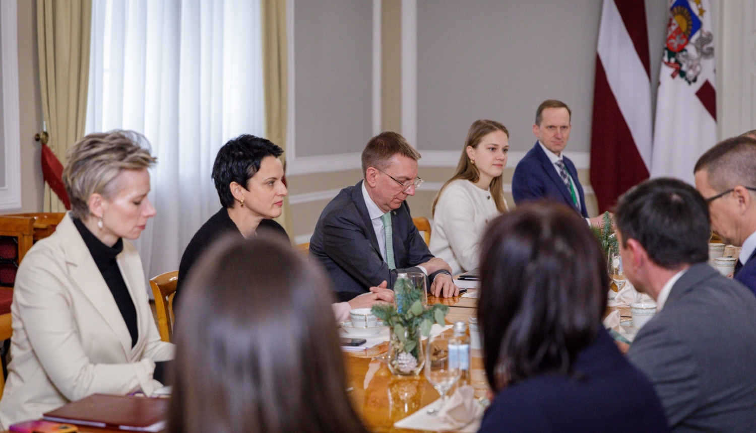 Sarunas dalībnieki sēž ap galdu Rīgas pils Ģerboņu zālē