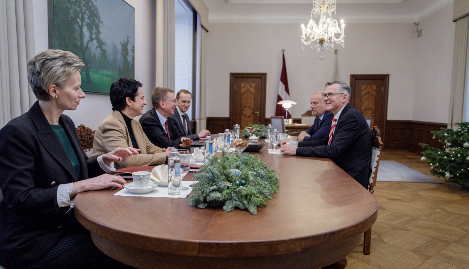 Valsts prezidenta Edgara Rinkēviča tikšanās ar Saeimas Aizsardzības, iekšlietu un korupcijas novēršanas komisijas priekšsēdētāju Raimondu Bergmani un Nacionālās drošības komisijas priekšsēdētāju Ainaru Latkovski