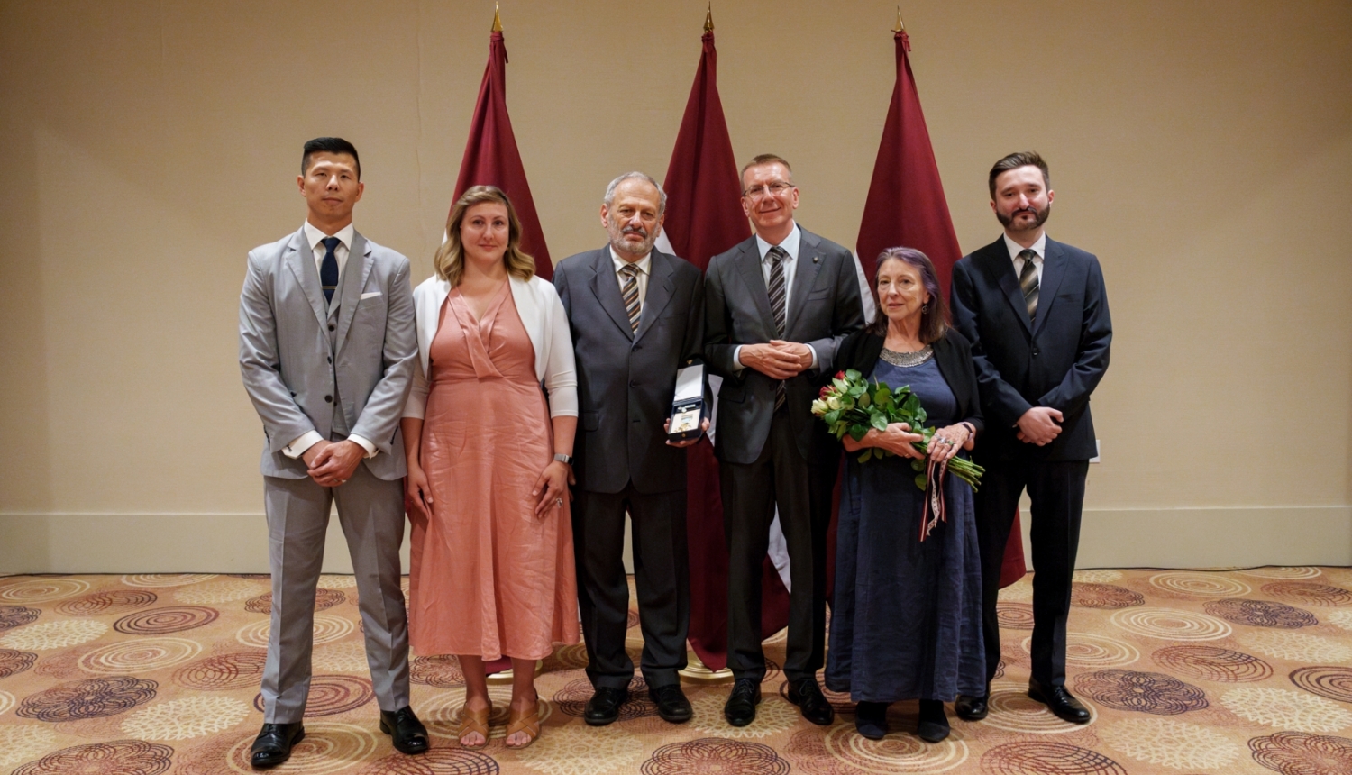 06.07.2024. Valsts prezidents Edgars Rinkēvičs Toronto, Kanādā, pasniedz Triju Zvaigžņu ordeni latviešu sabiedriskajam darbiniekam Kanādā Viesturam Arvīdam Zariņam.