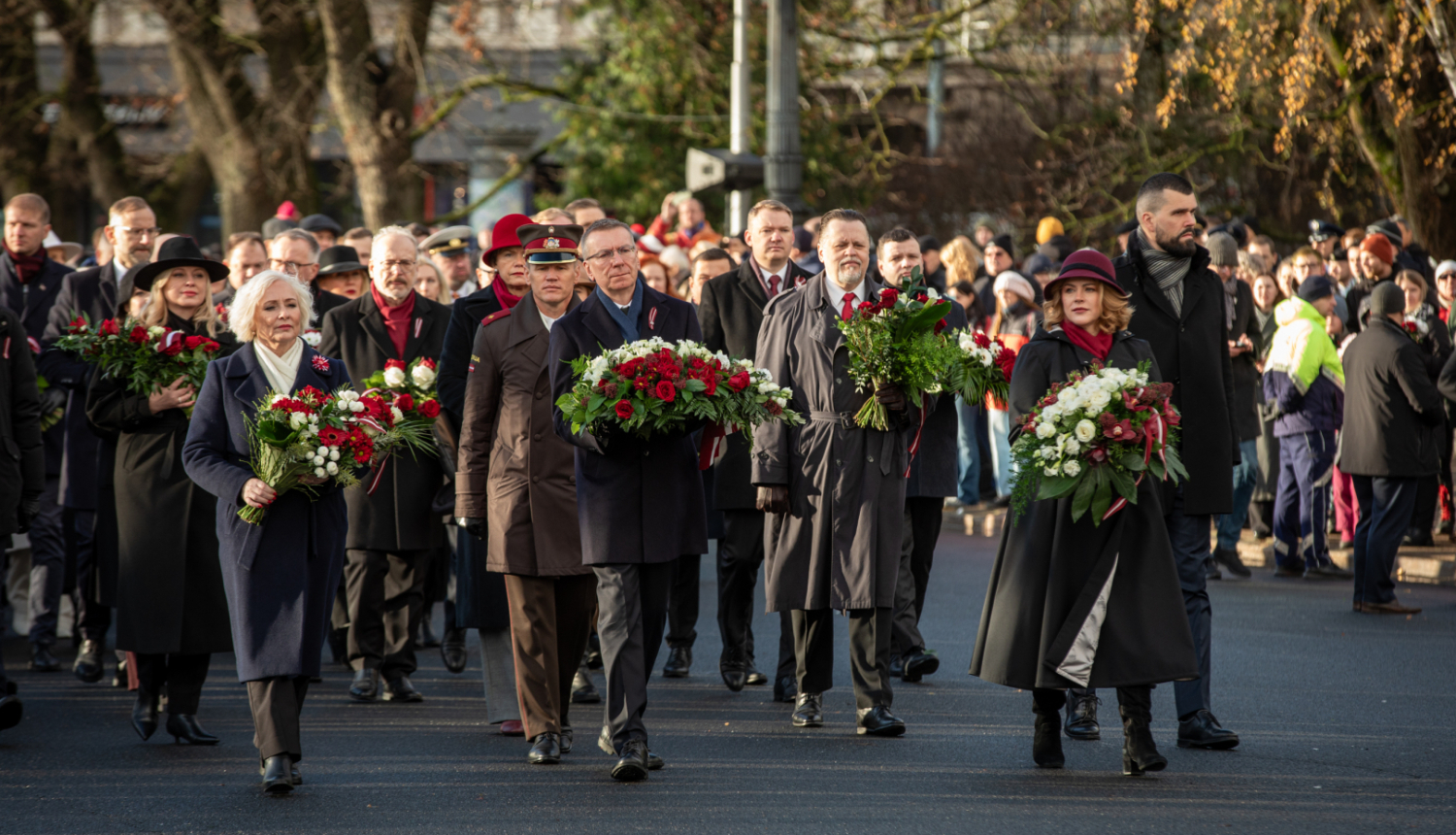 Valsts prezidents Edgars Rinkēvičs piedalās svinīgajā ziedu nolikšanas ceremonijā pie Brīvības pieminekļa