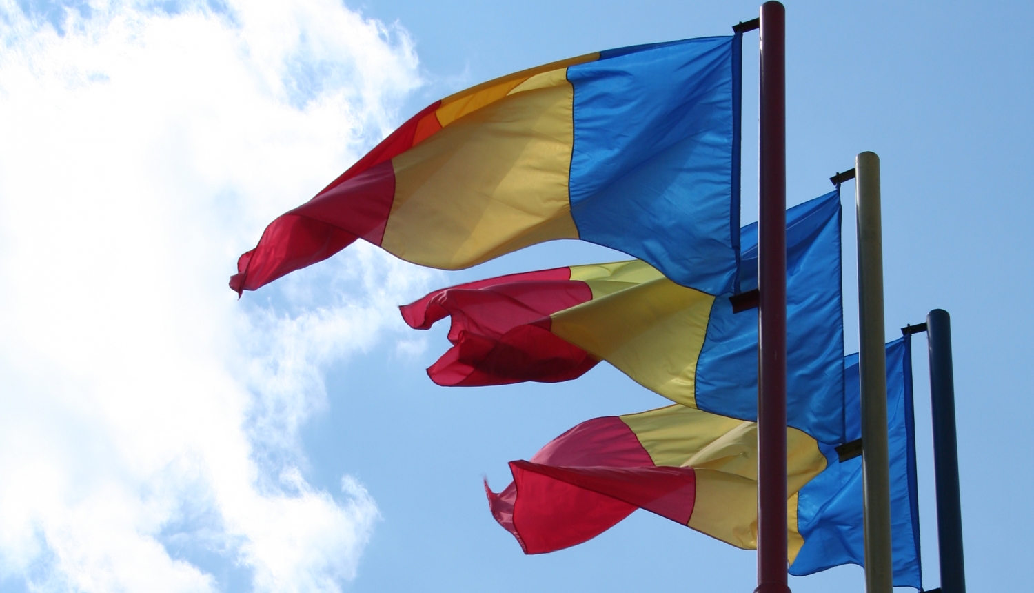 Trīs Rumānijas karogi plīvo mastos