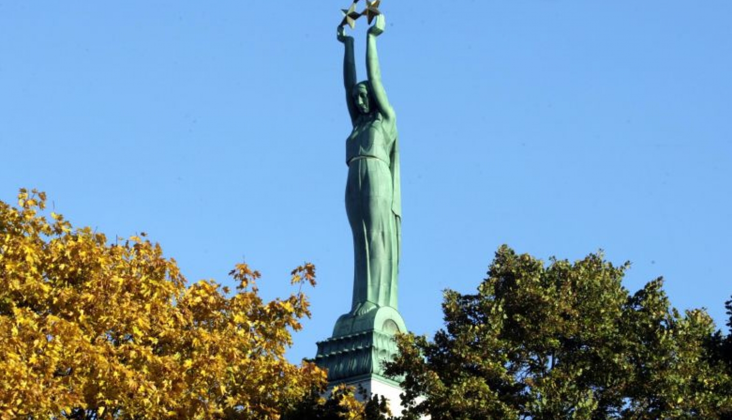 Valsts prezidents Brīvības pieminekļa atklāšanā pēc rekonstrukcijas aicina ikvienu celt pieminekli Latvijai ar savu darbu un zināšanām