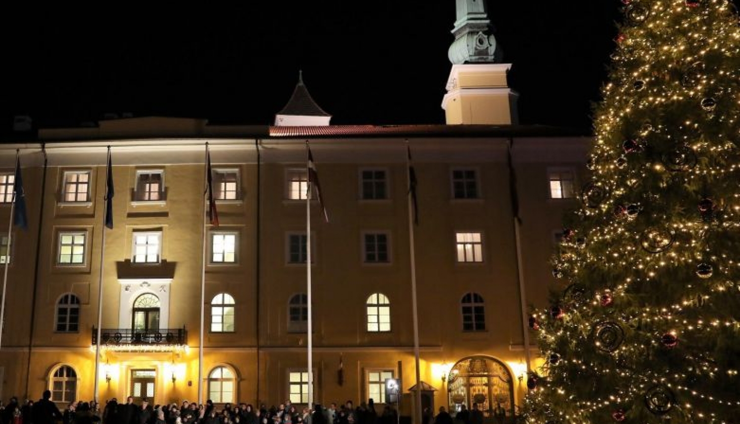 Valsts prezidents kopā ar kuplām Latvijas ģimenēm pie Rīgas pils iededz Ziemassvētku egli