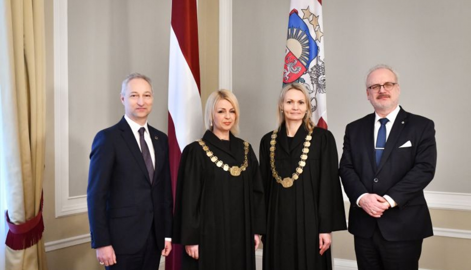 Valsts prezidentam Egilam Levitam tiesneša zvērestu dod tiesneses Kristiāna Grosfogele un Aija Briede