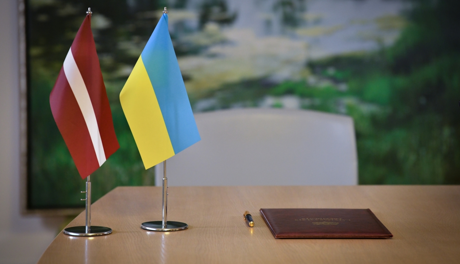 Latvijas un Ukrainas karodziņi uz galda
