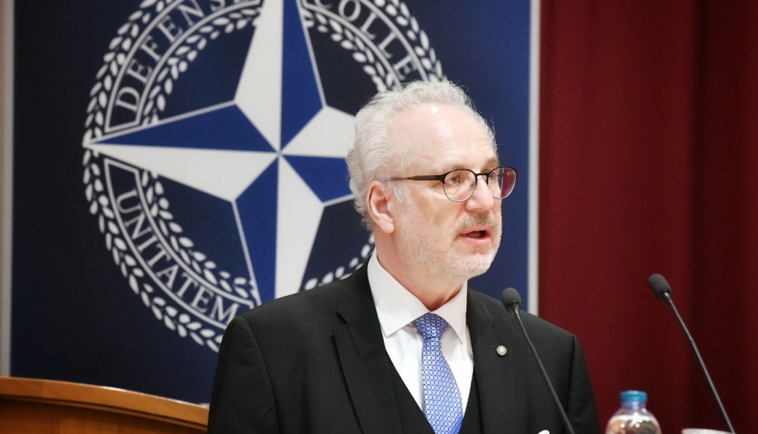 Valsts prezidents Egils Levits lasa lekciju NATO Aizsardzības koledžā Romā