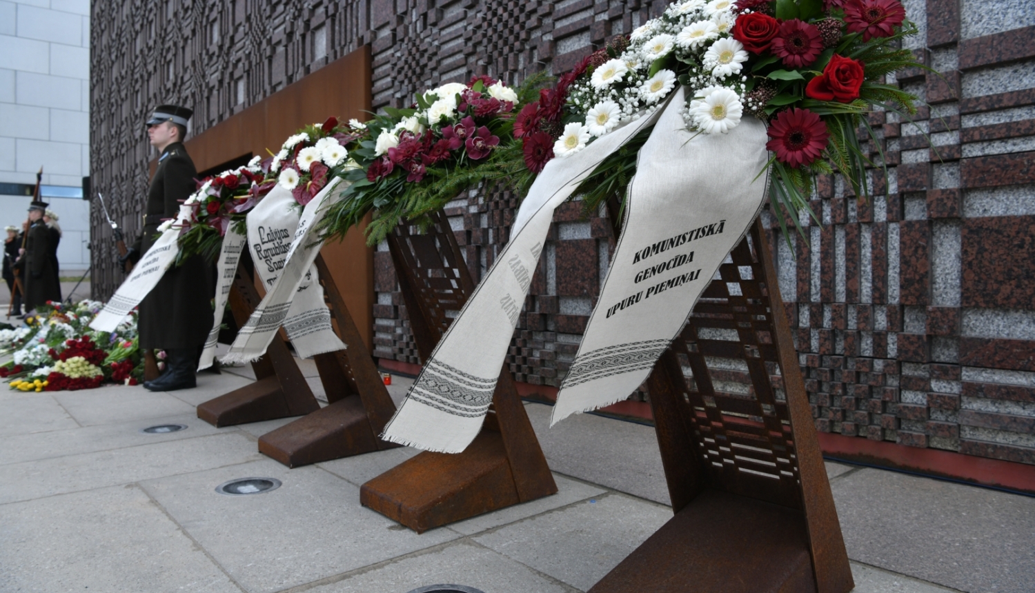 Ziedu vainagi pie memoriāla "Vēstures taktīla" Komunistiskā genocīda upuru piemiņas dienā