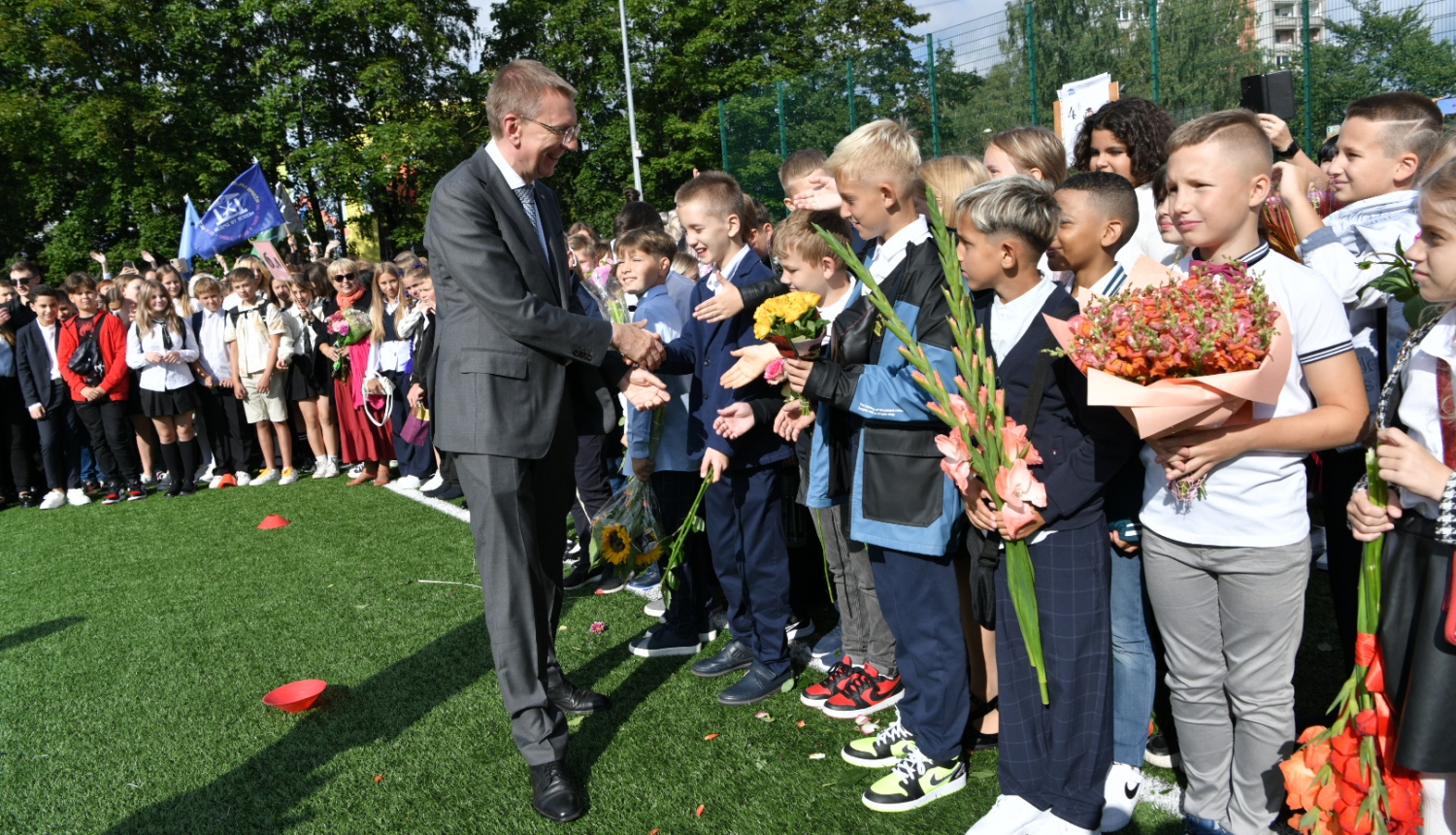 Edgars Rinkēvičs sarokojas ar skolēniem Zinību dienā