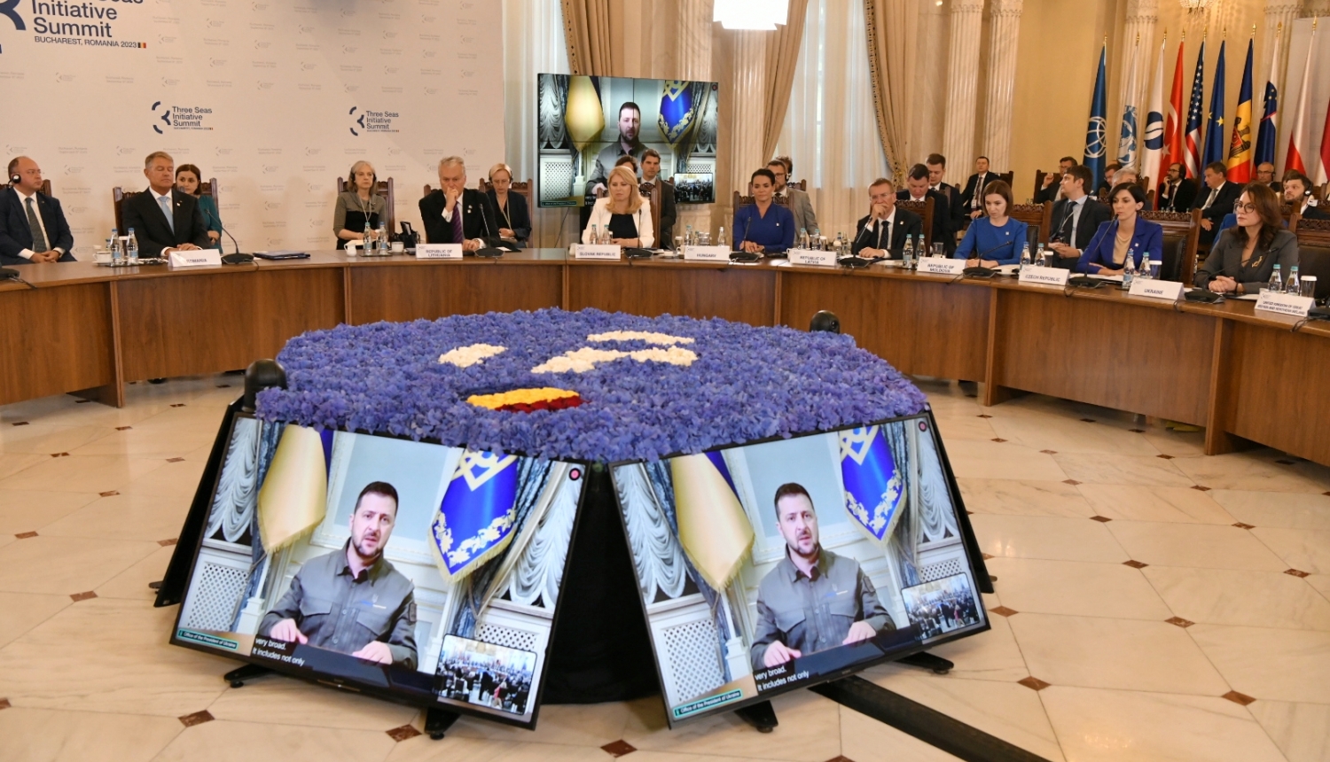 Valstu vadītāji sēž ap galdu