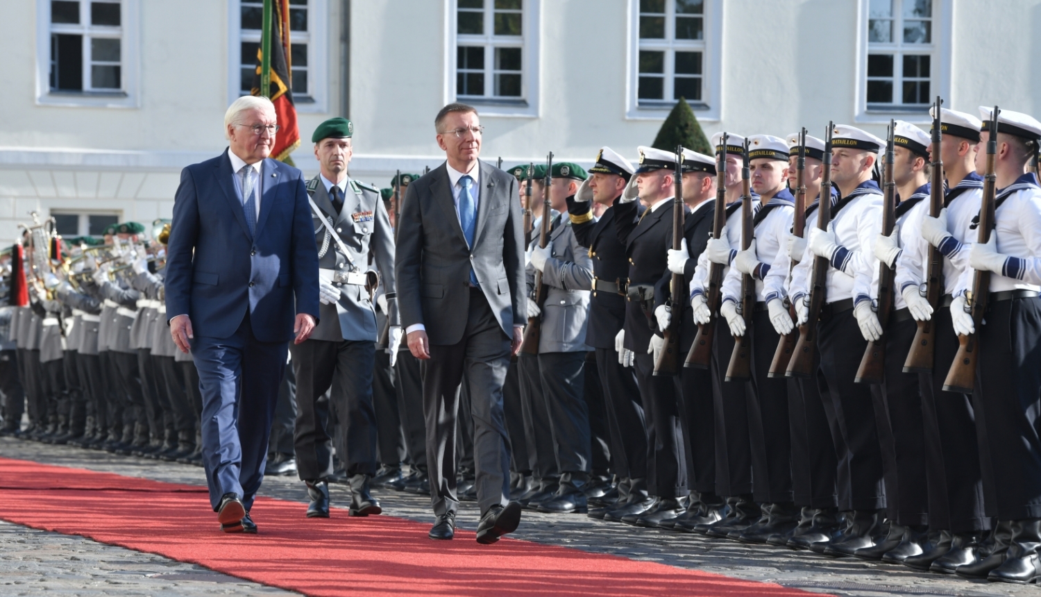 Franks Valters Šteinmeiers un Edgars Rinkēvičs iet gar godasardzi