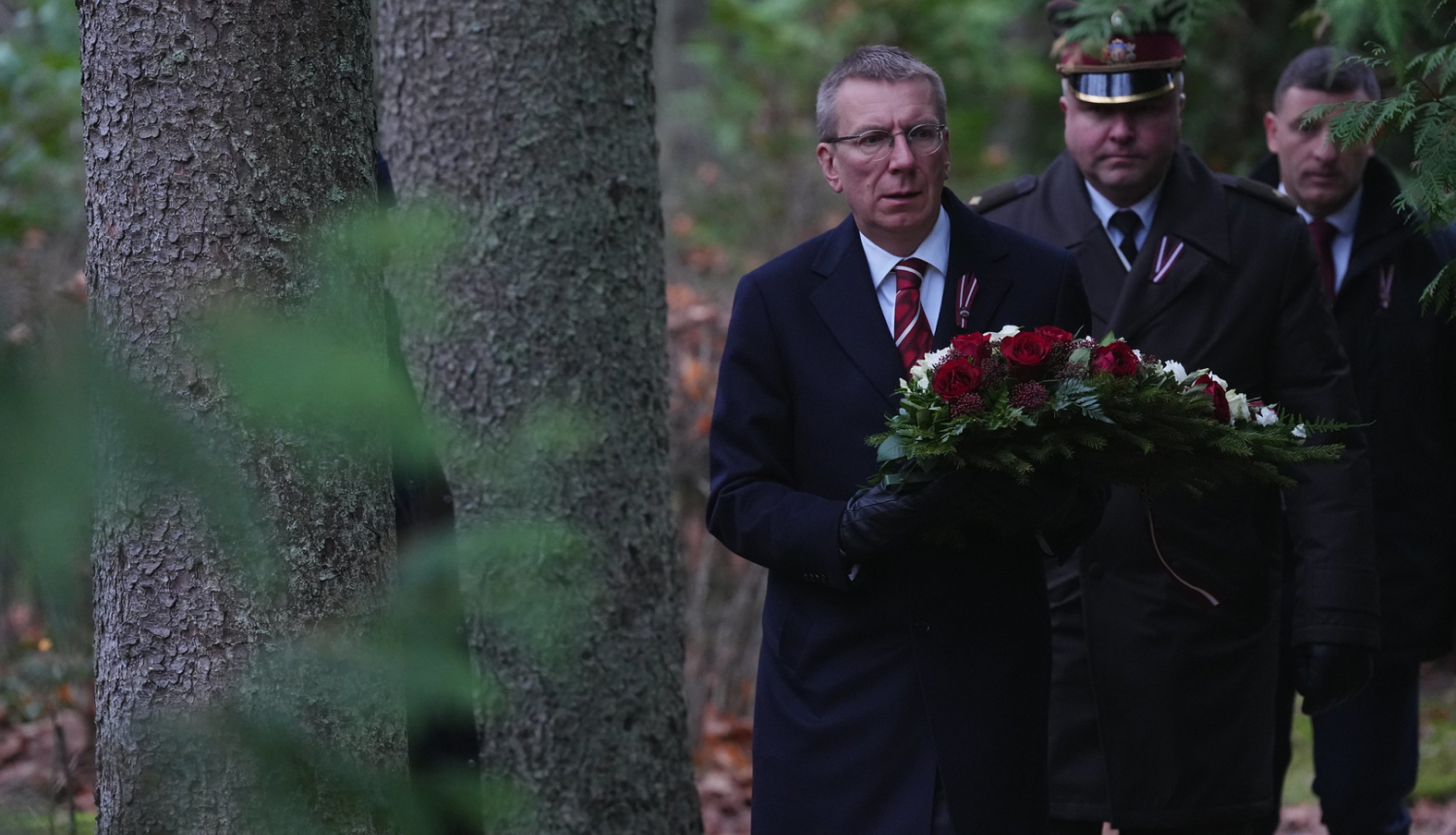 Valsts prezidents Edgars Rinkēvičs godina Lāčplēša Kara ordeņa kavaliera Roberta Lāča piemiņu