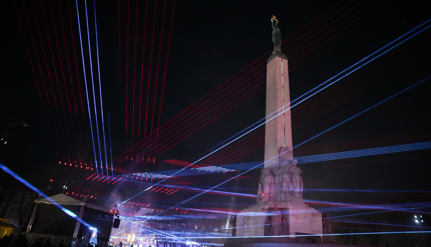 Brīvības piemineklis lāzeru šovā 18. novembrī