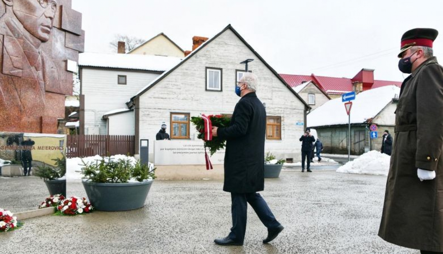 Valsts prezidents Egils Levits un Ingrīda Meierovica kundze noliek ziedus pie Zigfrīda Annas Meierovica pieminekļa Tukuma vecpilsētā