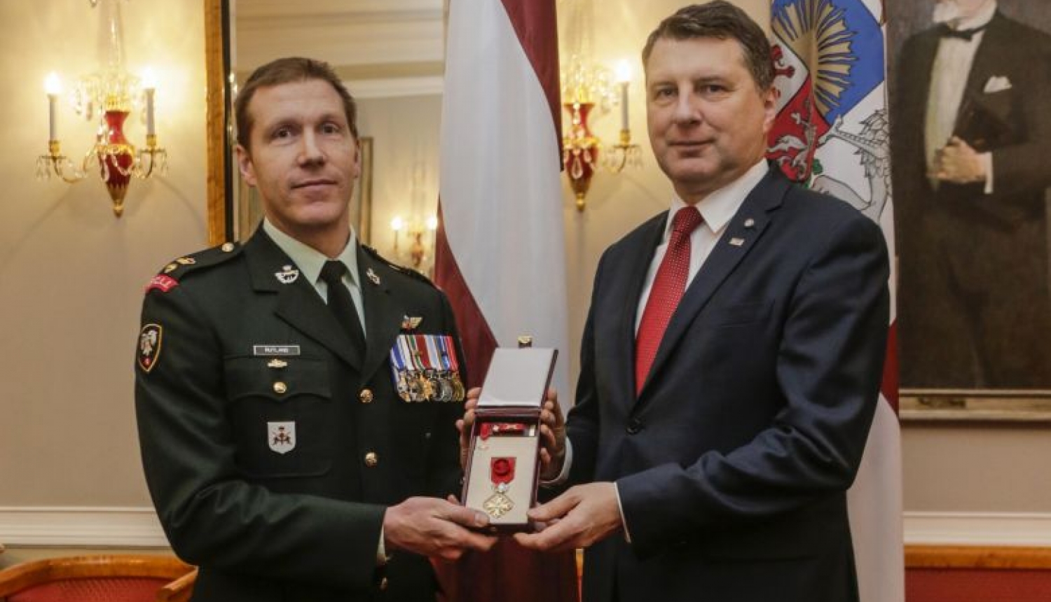 Valsts prezidents pasniedz augstāko valsts apbalvojumu NATO paplašinātās klātbūtnes kaujas grupas Latvijā komandierim Veidam Ratlendam