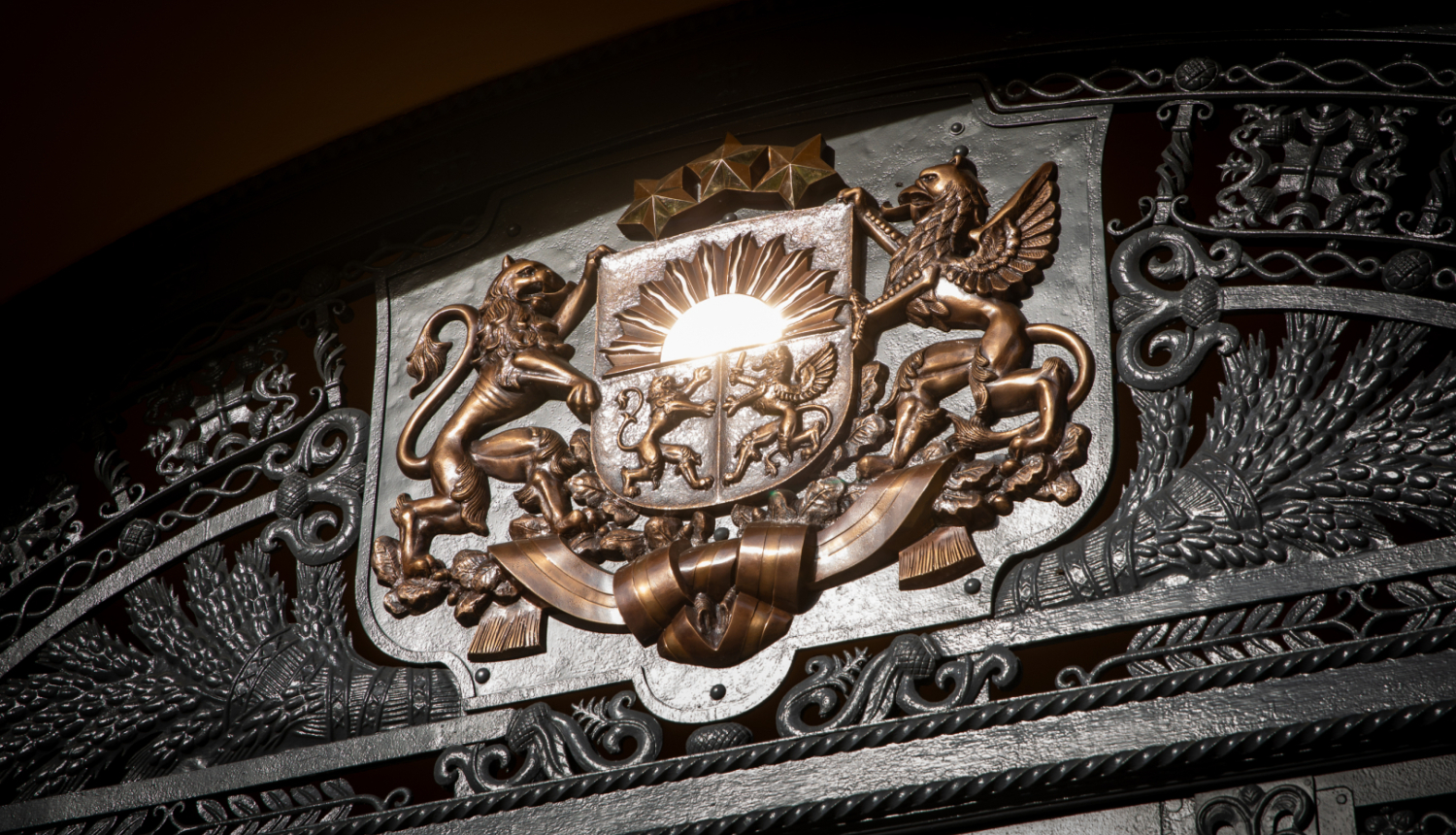 Ģerbonis virs Cīruļa vārtiem Rīgas pilī