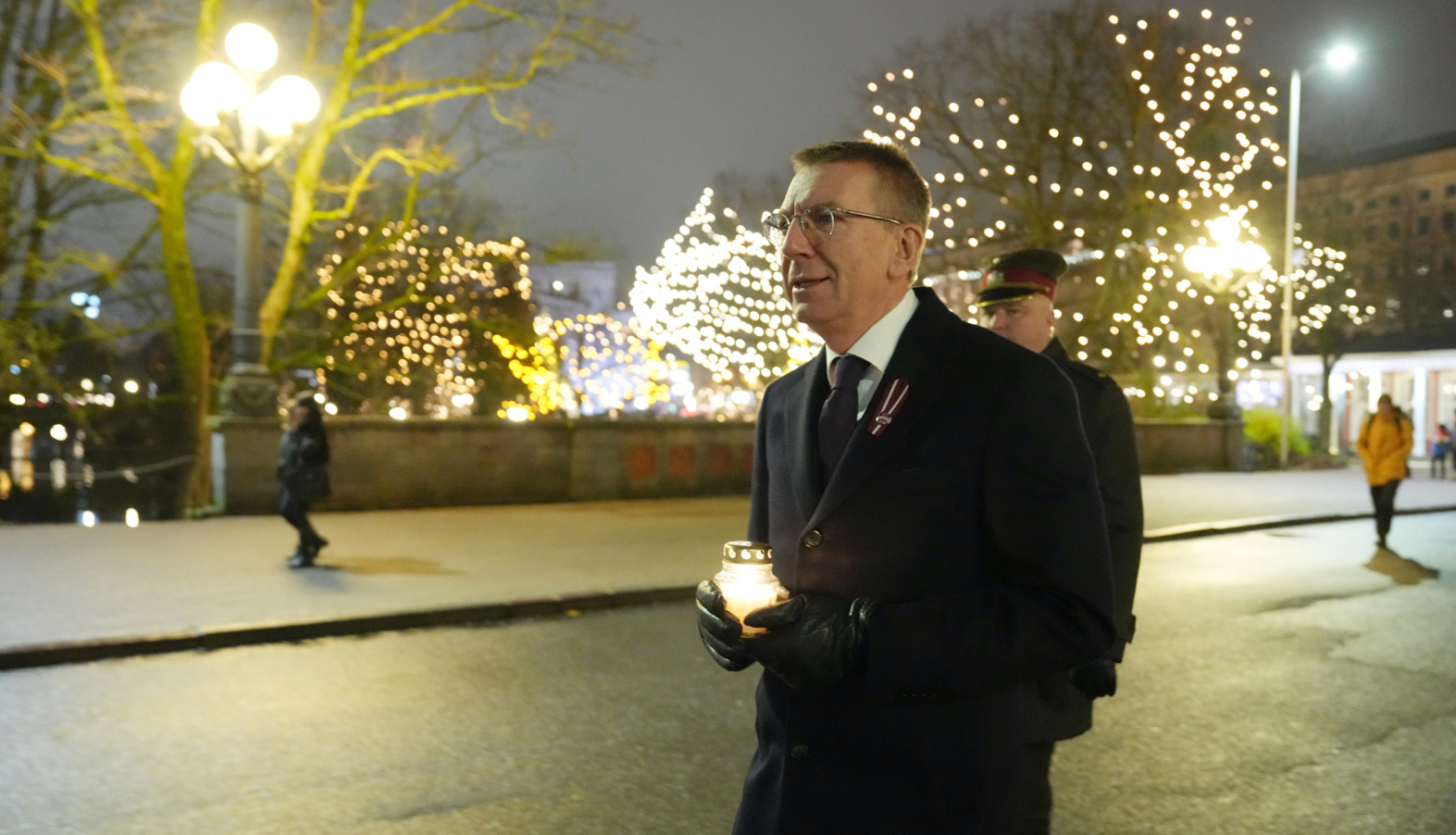 Valsts prezidents Edgars Rinkēvičs godina Rumbulas mežā nogalināto ebreju piemiņu