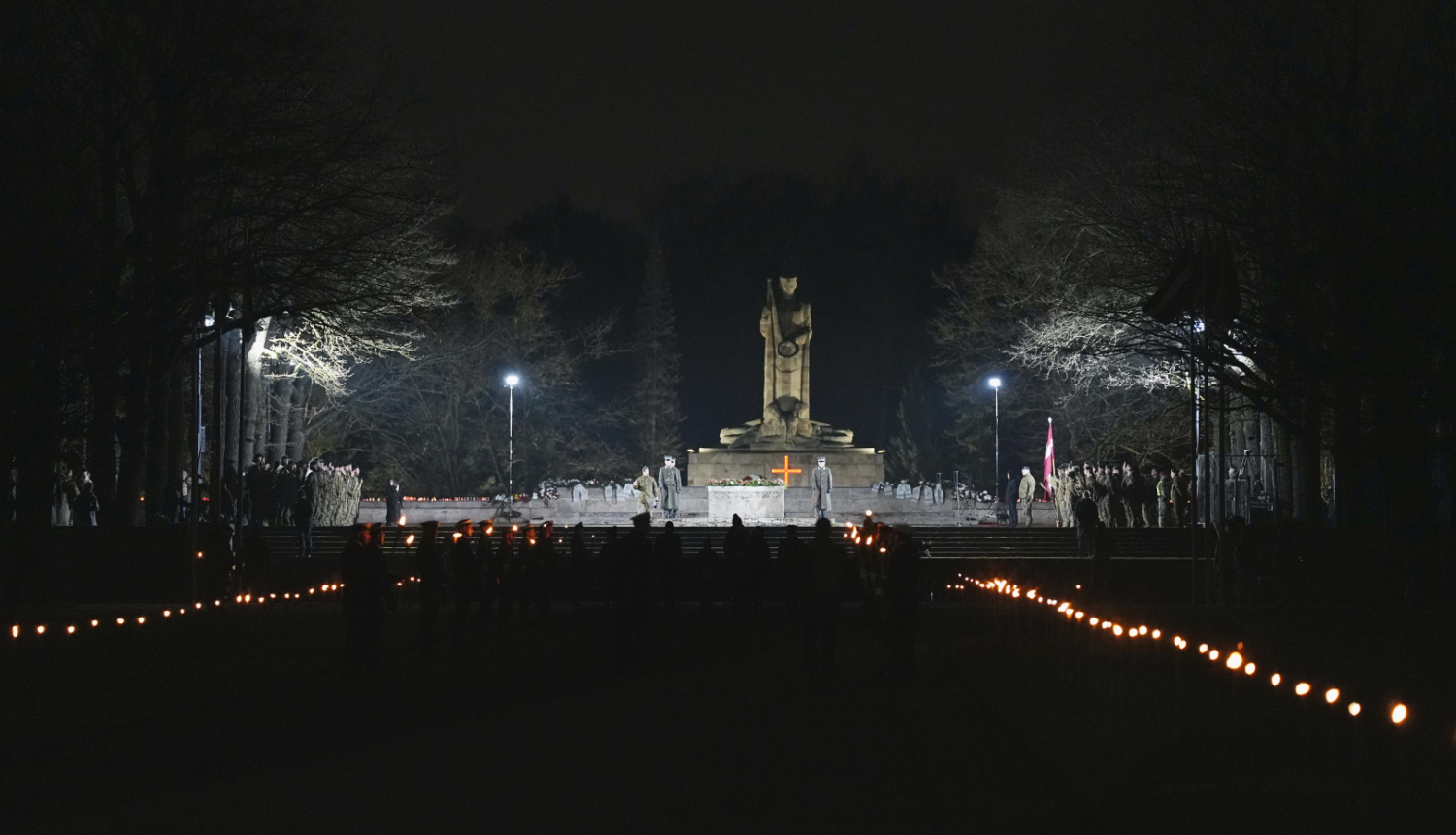 Valsts prezidenta Edgara Rinkēviča dalība Neatkarības kara vakara jundā Rīgas Brāļu kapos